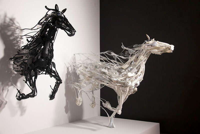 Sayaka Ganz, sáng tạo những tác phẩm điêu khắc chân thực từ những mảnh nhựa tái chế.