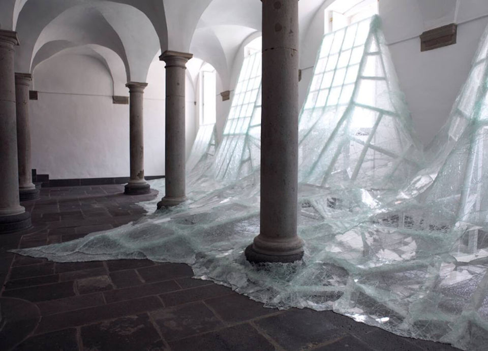 Baptiste Debombourg, tạo ra những bức tranh đính đá từ hàng ngàn miếng nhựa PVC.